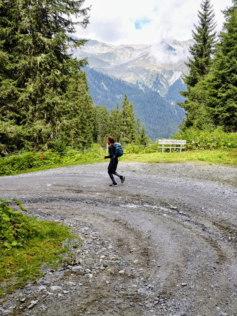 Seppi läuft den Berg hinab