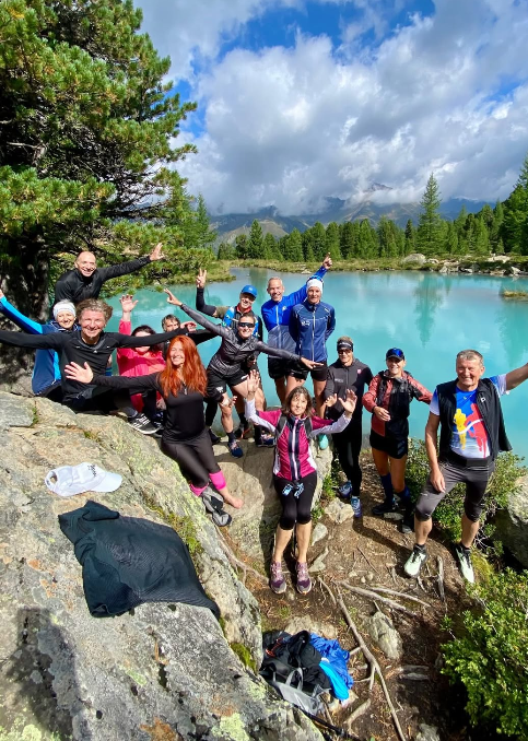 Gruppenfoto vor dem See