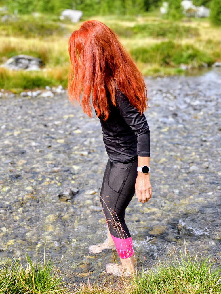 Karin barfuß im Bach