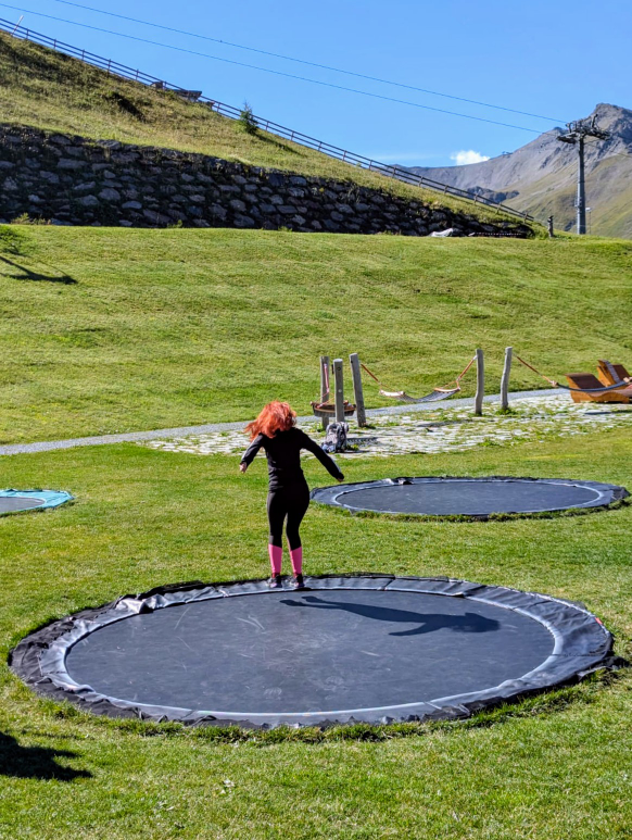 Karin hüpft am Tramplin