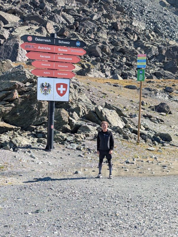 Grenzschild Österreich Schweiz - Seppi steht auf Schweizer Boden