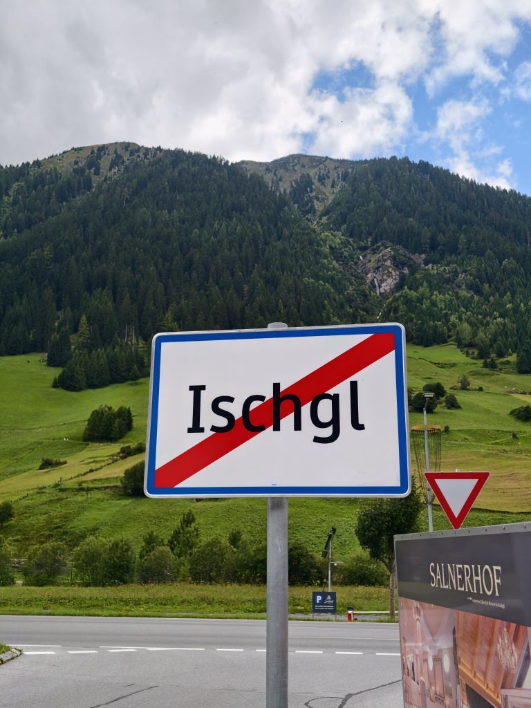 Ischgl - durchgestrichenes Ortsschild