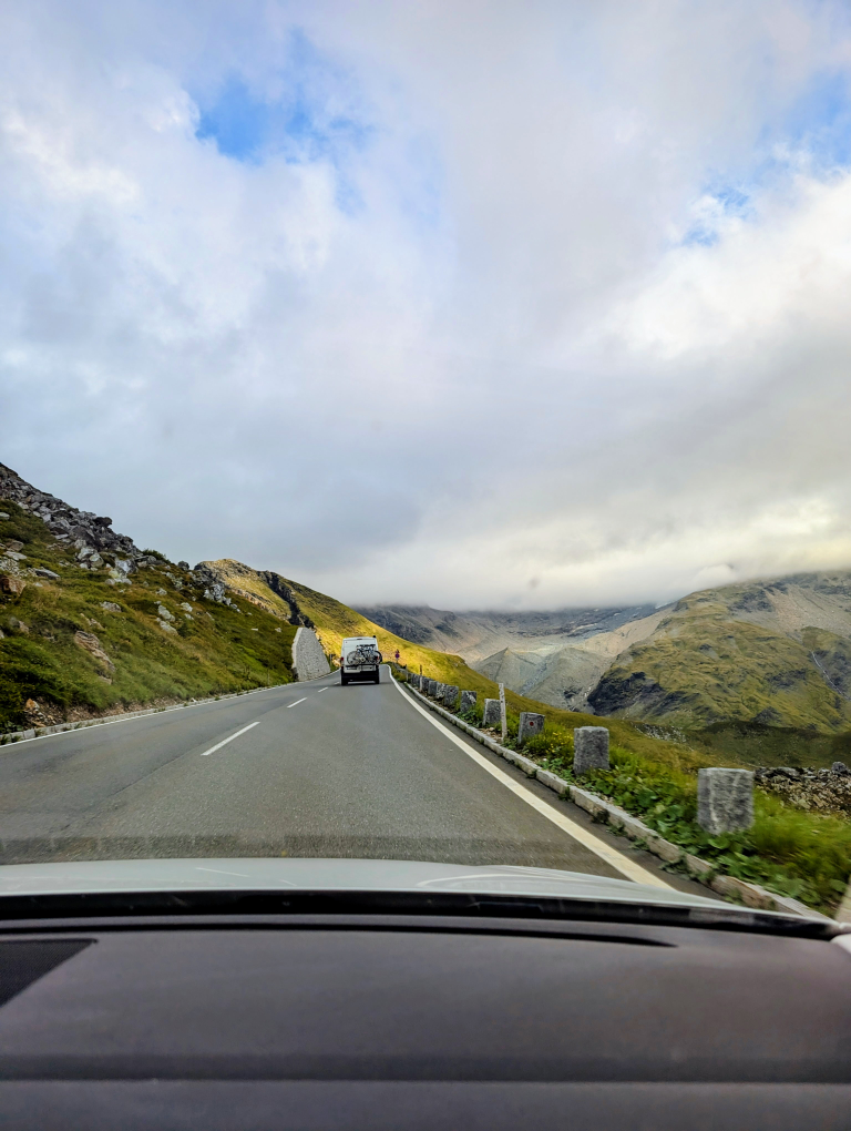 Blick aus der Windschutzscheibe auf die Großglocknerstraße