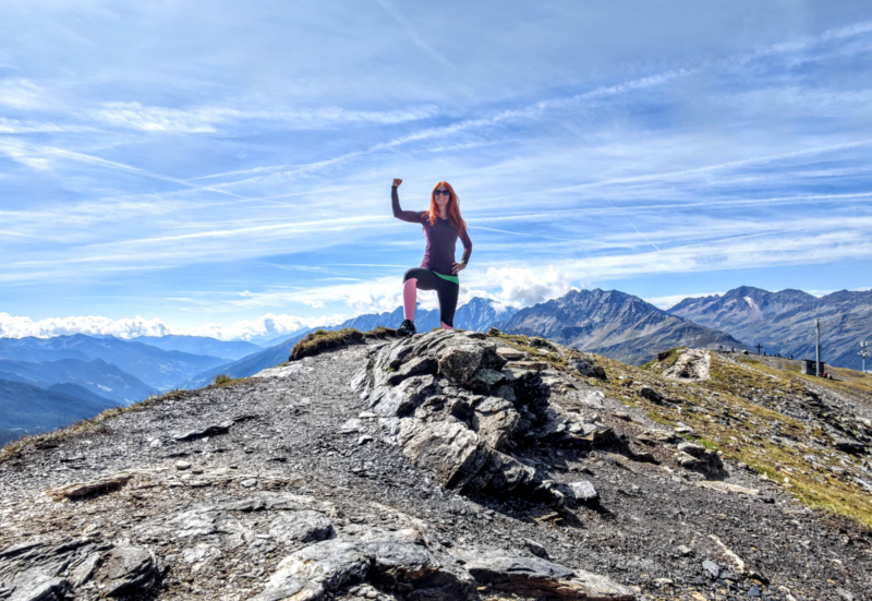 Karin auf einer Bergspitze