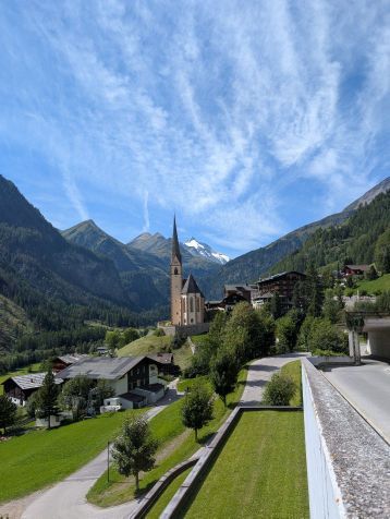 Blick auf Heiligenblut mit der bekannten Kirche in der Mitte