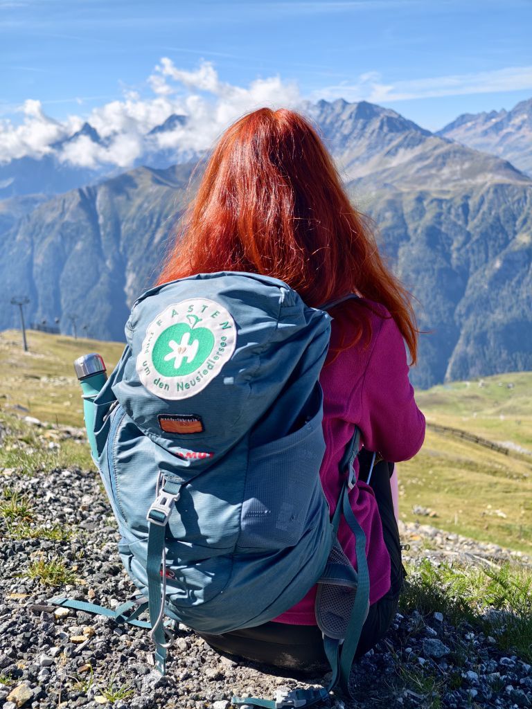 Karin von hinten mit Blick auf die Berge