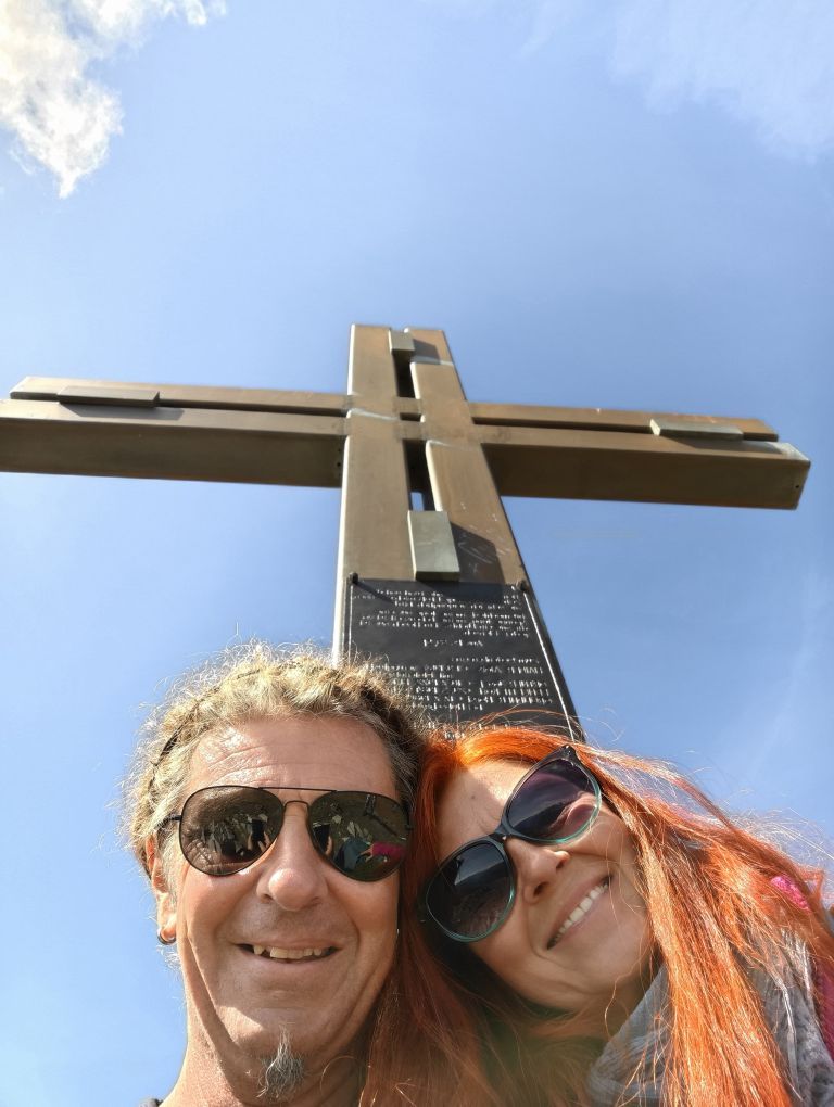 Seppi und Karin unterm Gipfelkreuz