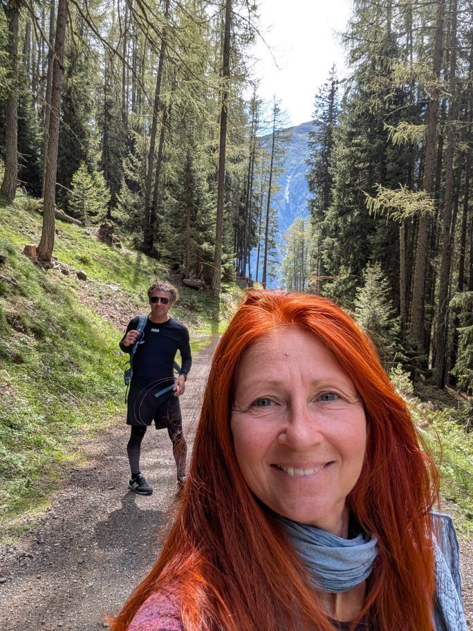 Seppi und Karin auf einem Waldweg