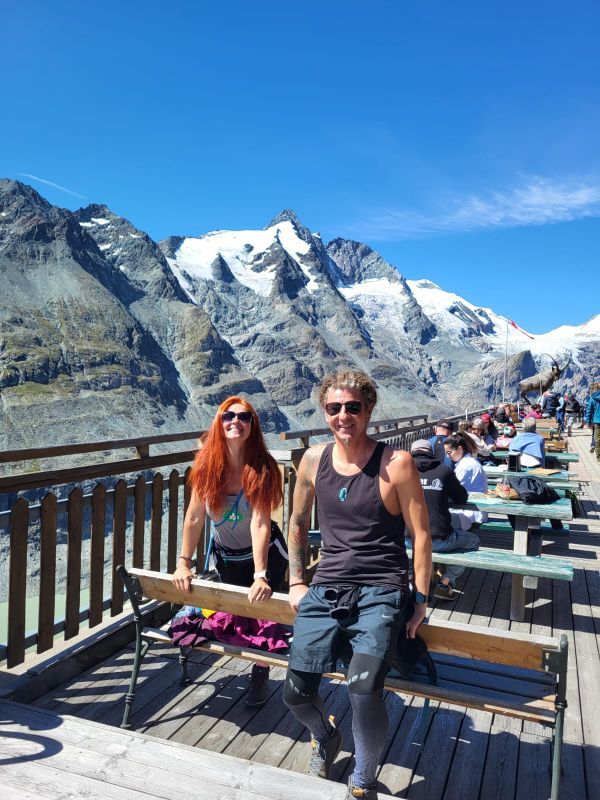 Karin und Seppi, im Hintergrund der Großglockner mit seinem Schneegipfel