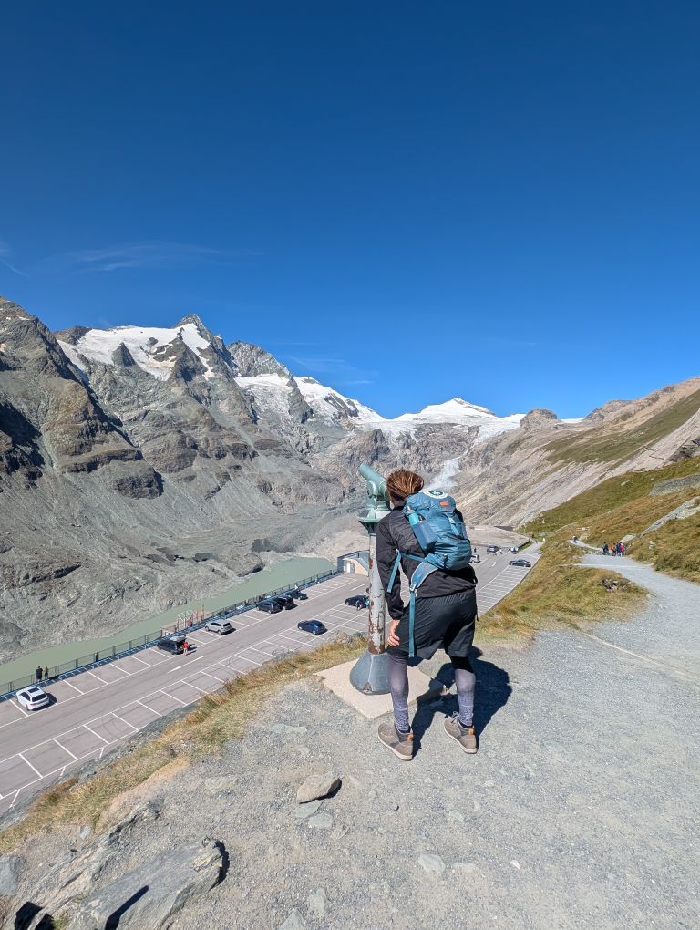 Seppi schaut durch ein Fernrohr auf den Großglocner
