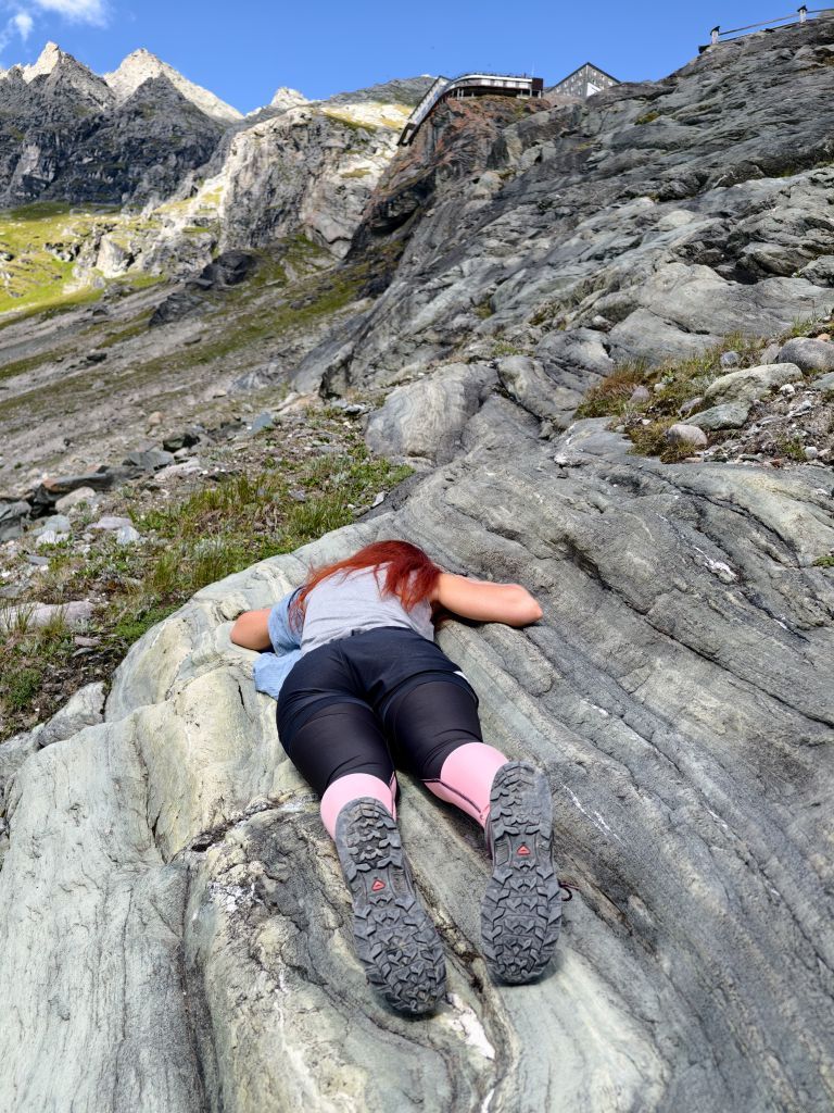 Karin liegt angeschmiegt auf einem Felsen.