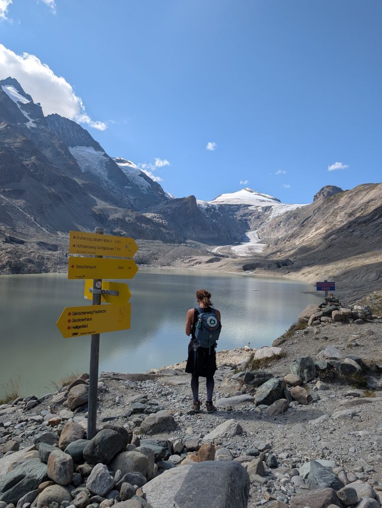 Seppi am Fuße des Großglockners vor einem See, der Pasterze
