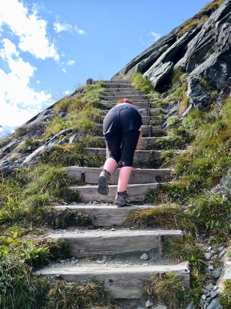 Karin auf allen Vieren die steilen Bergstiegen hinauf