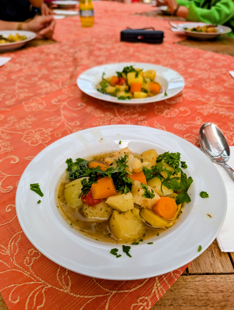 Teller mit Eintopfgericht