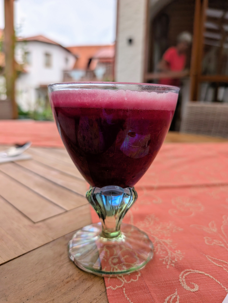 Cocktailglas mit rotem Saft
