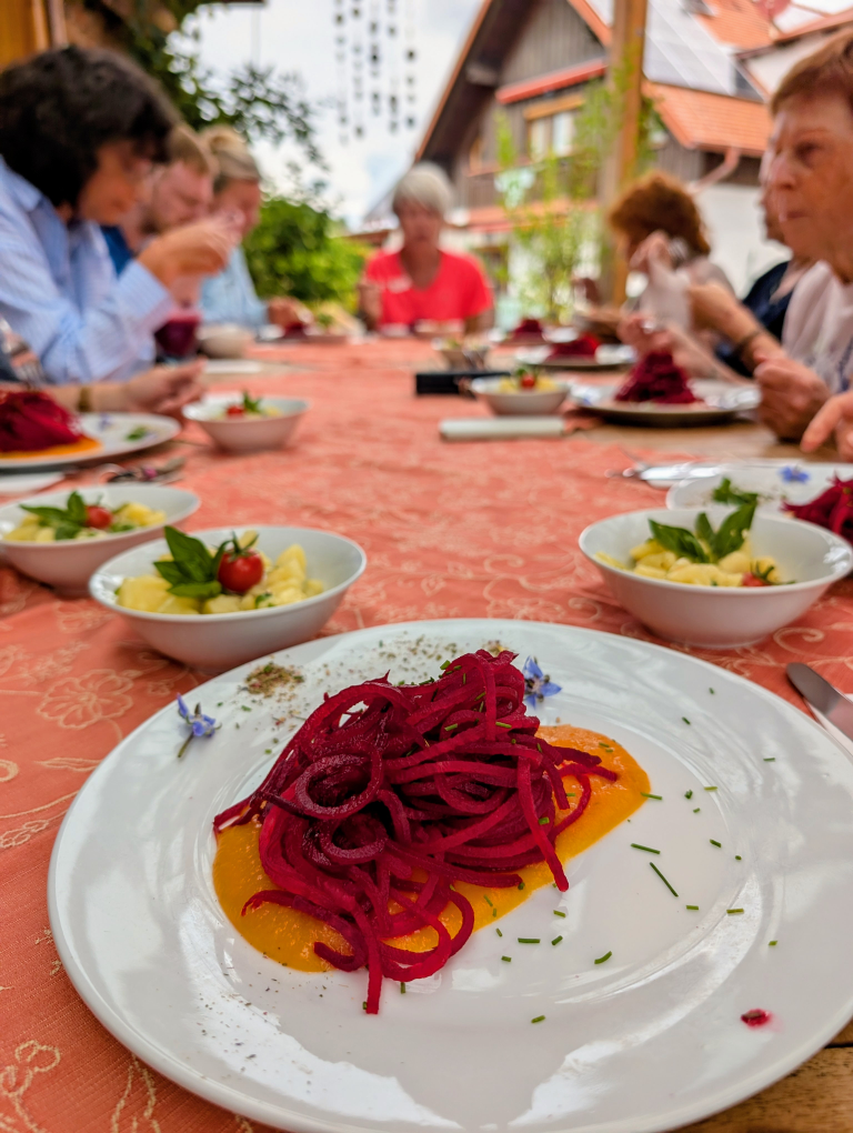 Rote-Rüben-Spaghetti auf Kürbiscreme