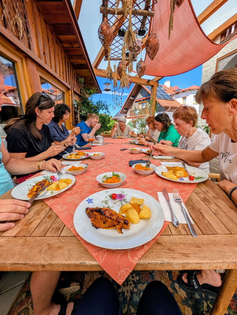 Esstisch mit Mittagsmahlzeit