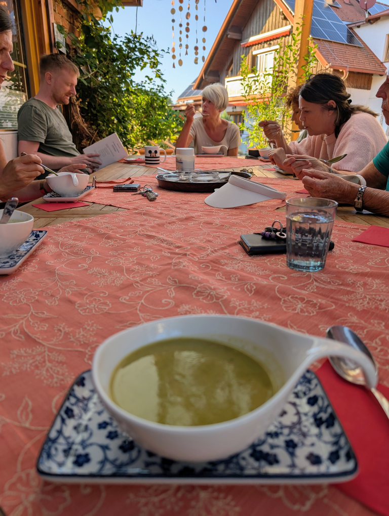 Suppenschale mit grüner Suppe