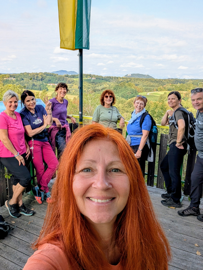 Karin mit Fastengruppe im Hintergrund