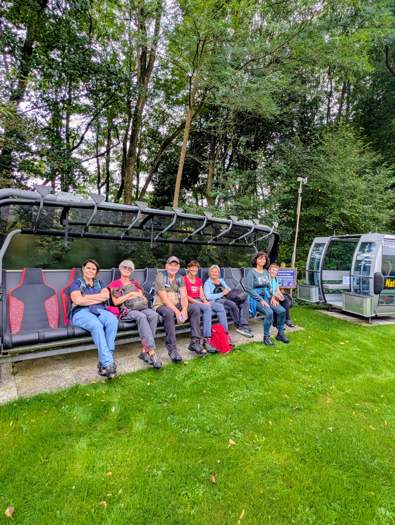 7 Leute sitzen in einem Sessellift