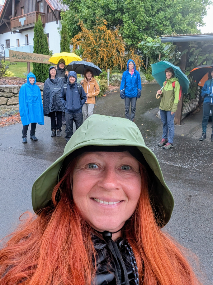 Fastengruppe im Regen-Outfit