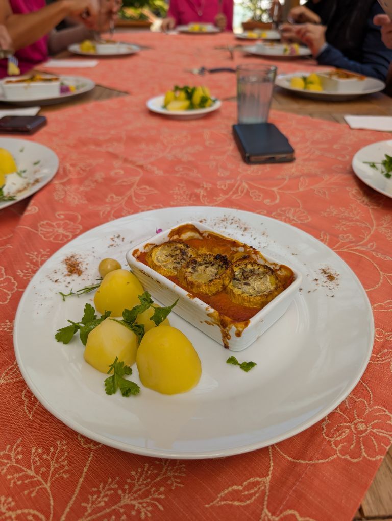 Teller mit 3 Kartoffeln und Lasagne in Schälchen