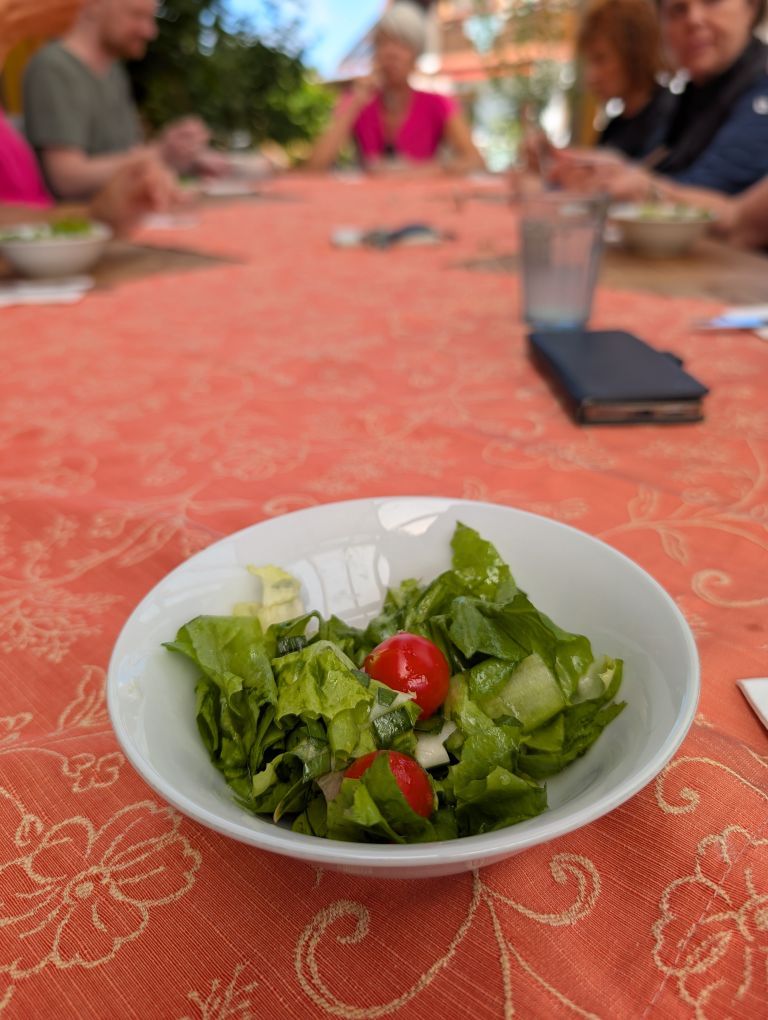 Schüssel mit grünem Salat