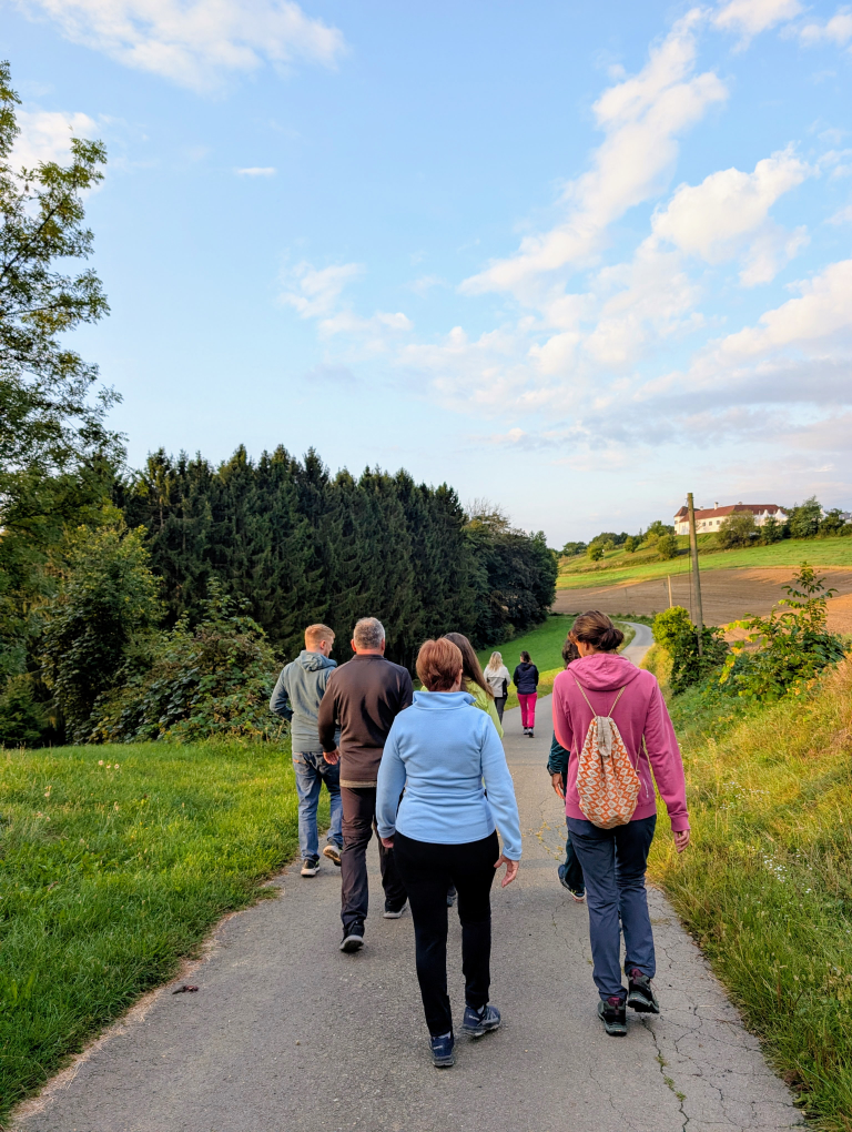 Fastengruppe von hinten, gehend auf der Straße, im Hintergrund Schloss Tabor