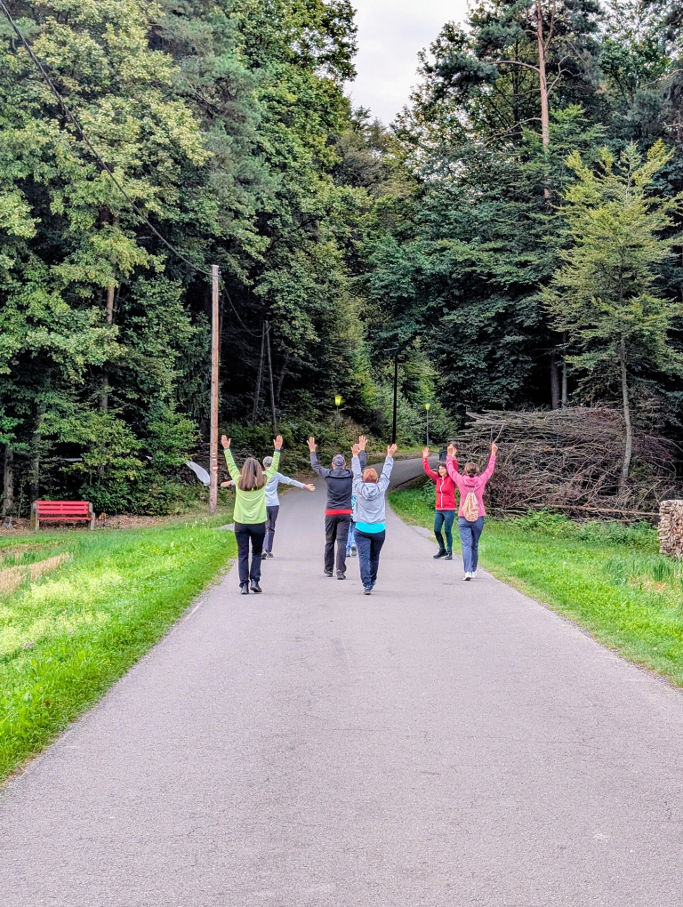 Fastengruppe von hinten, marschierend mit erhobenen Händen