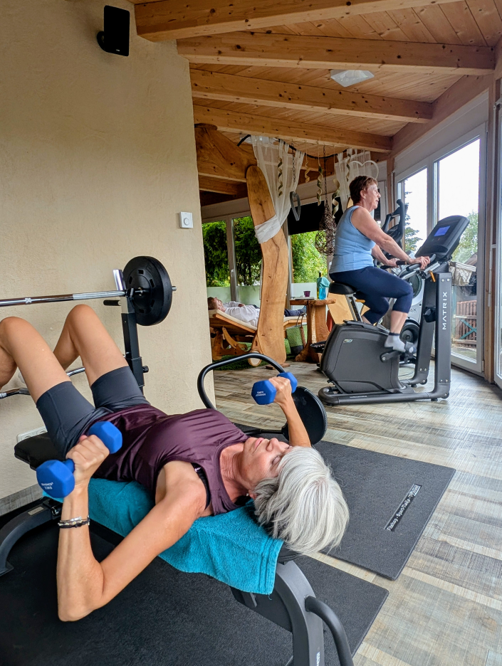 Babsi und Anita im Fitnessraum