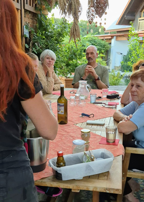 Karin am Tisch mit ihren Seminarteilnehmern