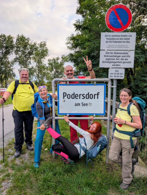 Karin mit Fastengruppe beim Ortsschild Podersdorf