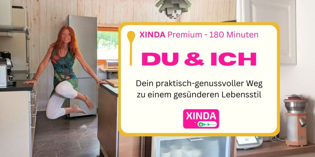 Karin in lustiger Stellung in der Küche + Schriftzug "180 Minuten DU & ICH - Dein praktisch-genussvoller Weg zu einem gesünderen Lebensstil