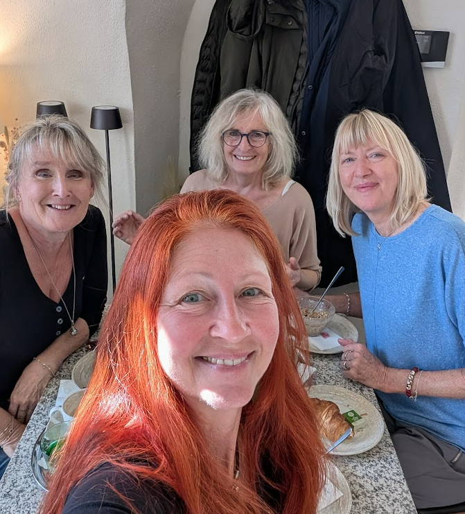 Karin mit Gittie, Ingie und Alice. Selfie im Kaffeehaus