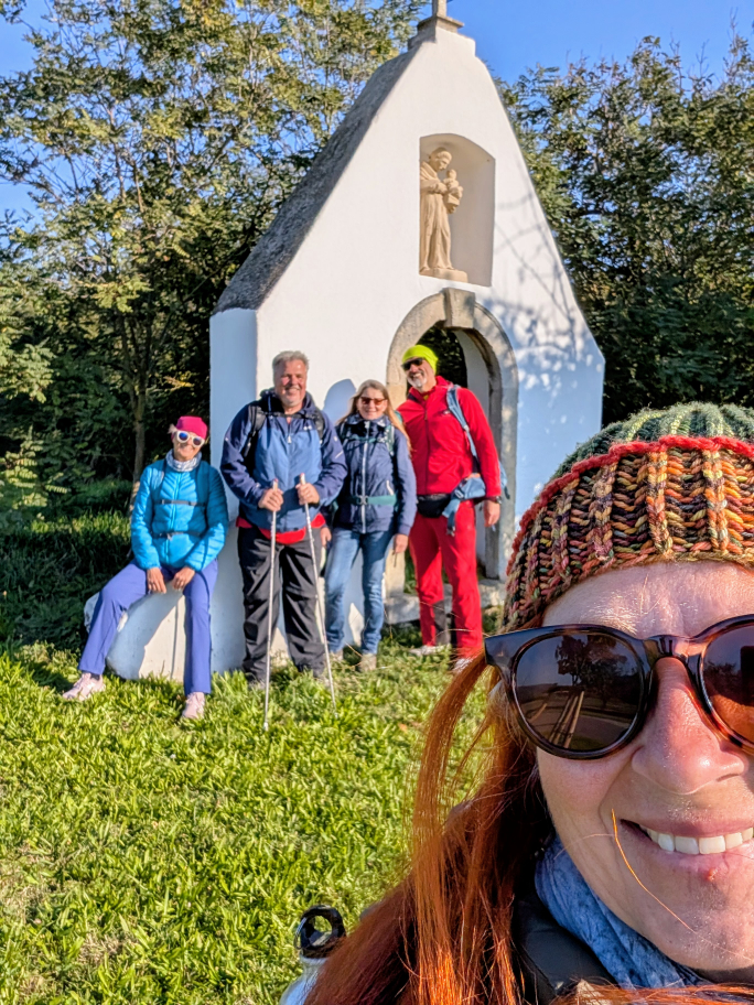 Karins Selfie, im Hintergrund die Fastengruppe bei einem Marterl