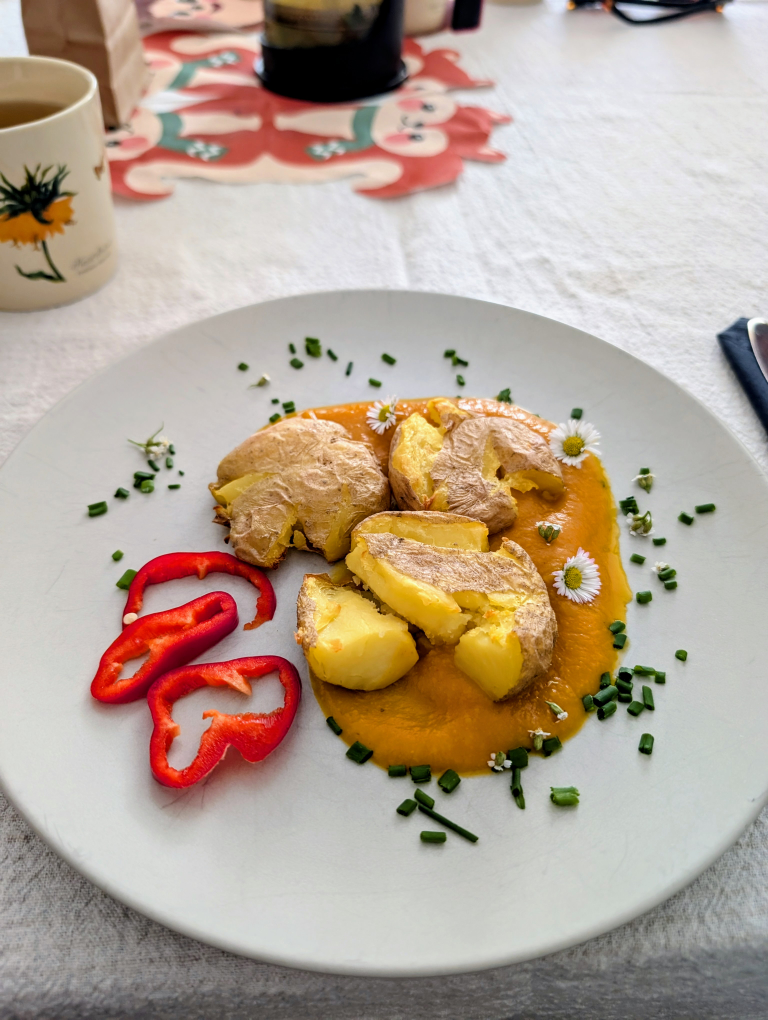 Teller mit Kartoffeln und Kürbispürree