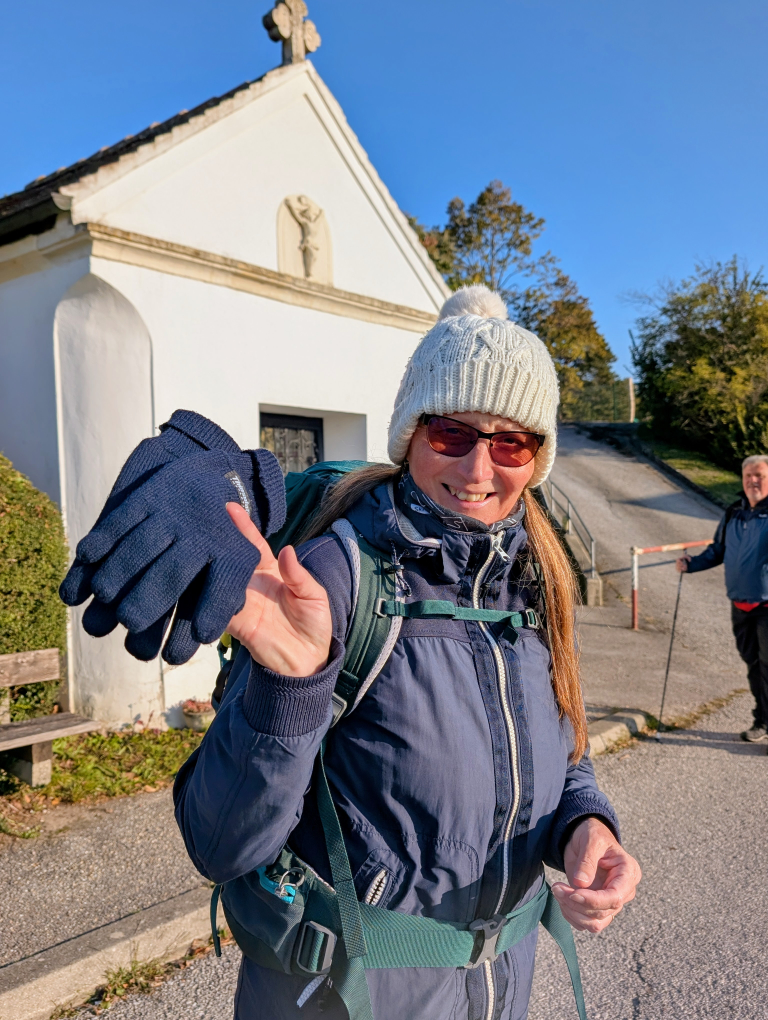 Andrea zeigt ihre Handschuhe