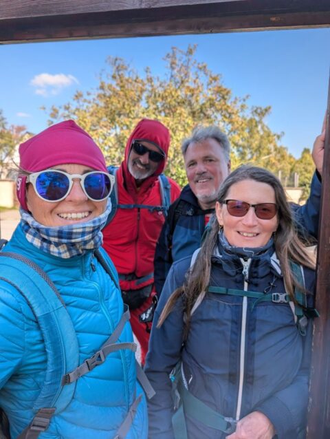 Die 4 TeilnehmerInnen in Nahaufnahme beim Eintritt ins Gartentor.