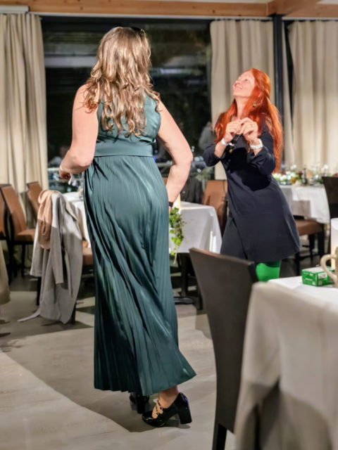 Karin tanzt mit ihrer Schwester