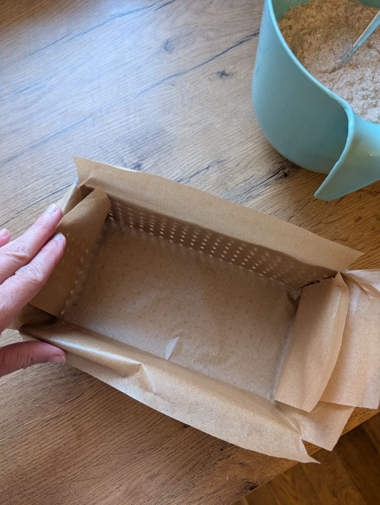 Kastenform mit Backpapier ausgelegt