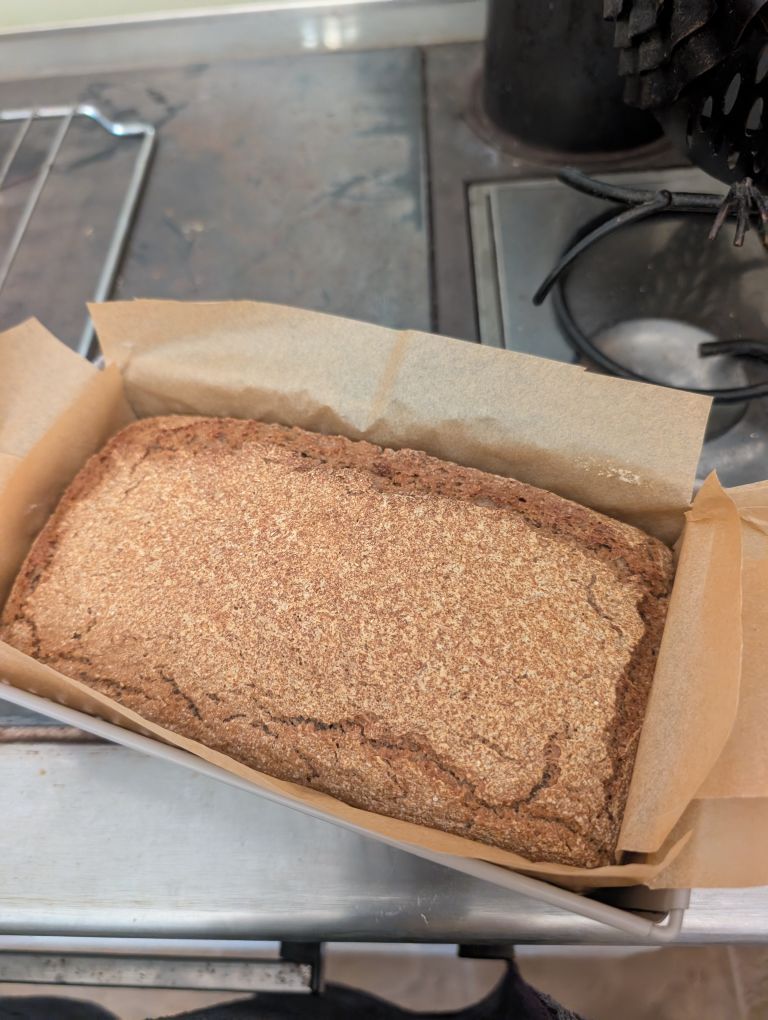 Fertig gebackenes Brot, noch in der Kastenform.