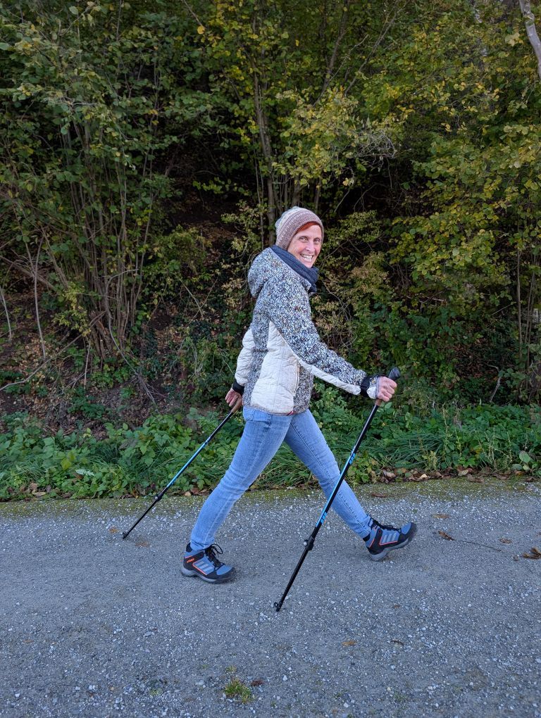 Eva  beim Nordic Walken