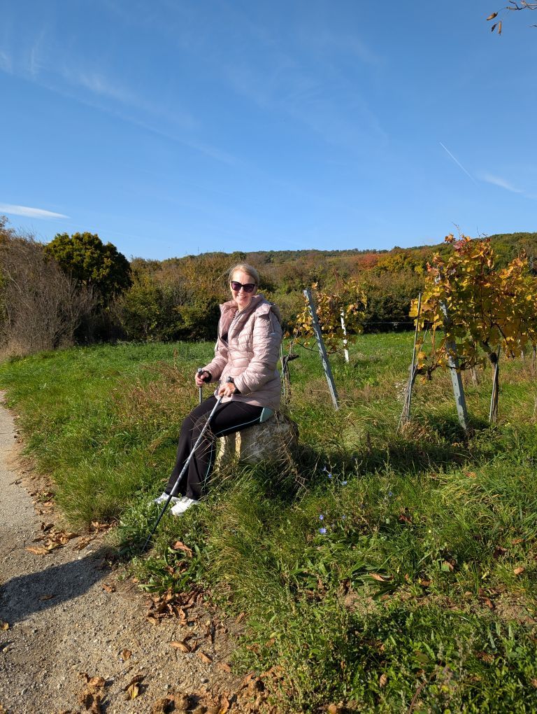 Ingrid sitzt am Wegesrand auf einem großen Stein