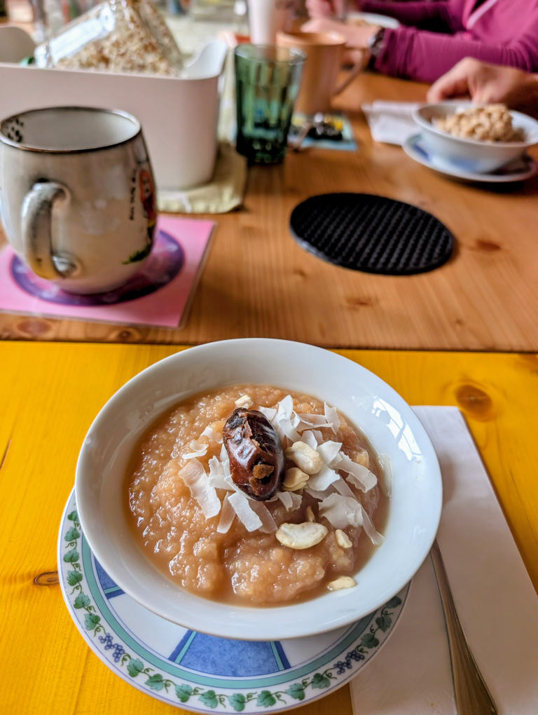 Schüssel mit Apfelmus und Dattel