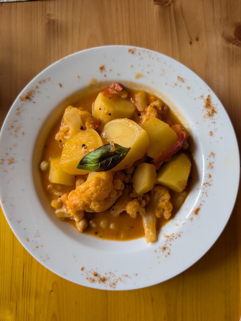 Teller mit Gemüseeintopf