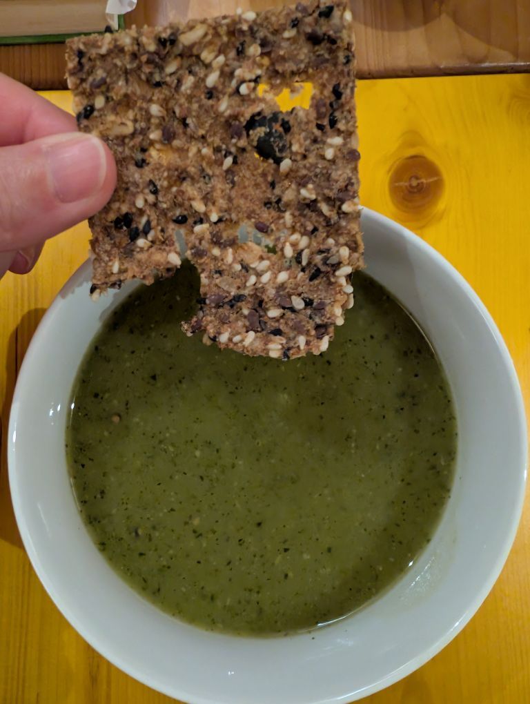 Suppenschüssel mit grüner Suppe
