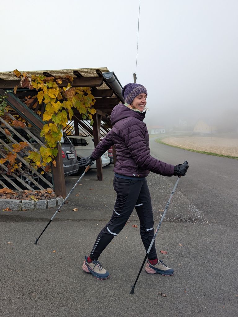 Miriam mit den Nordic Walking Stöcken