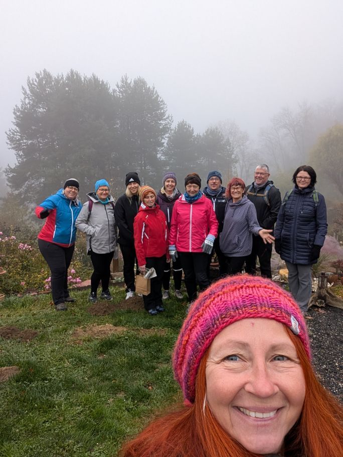 Selfie - Karin, im Hintergrund ihre Gruppe