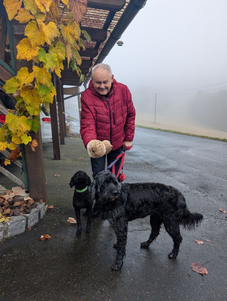 Christoph mit 2 Schwammerl und seinen 2 Hunden