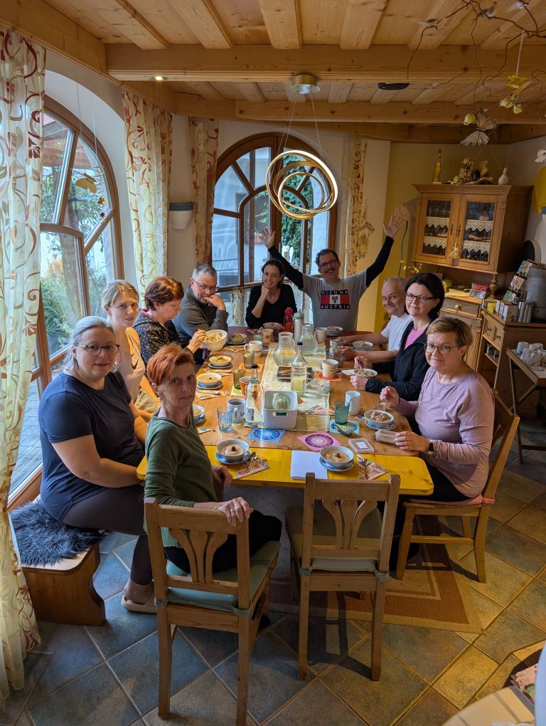 Esszimmer mit lustiger Fastengruppe rund um den Tisch